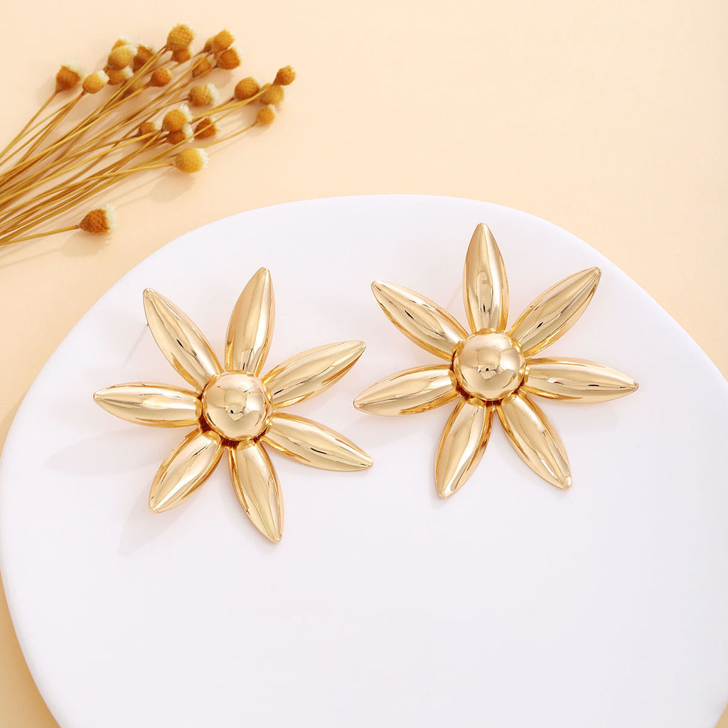European and American light luxury high-end metal style simple personality earrings women's retro flower pearl hollow love earrings