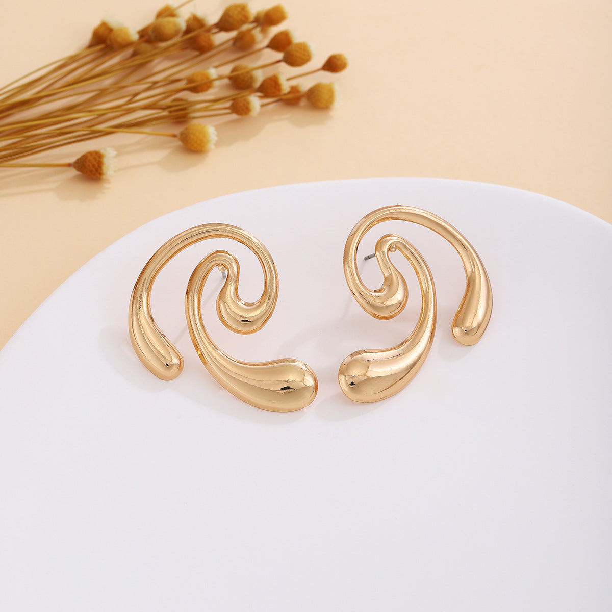 European and American light luxury high-end metal style simple personality earrings women's retro flower pearl hollow love earrings