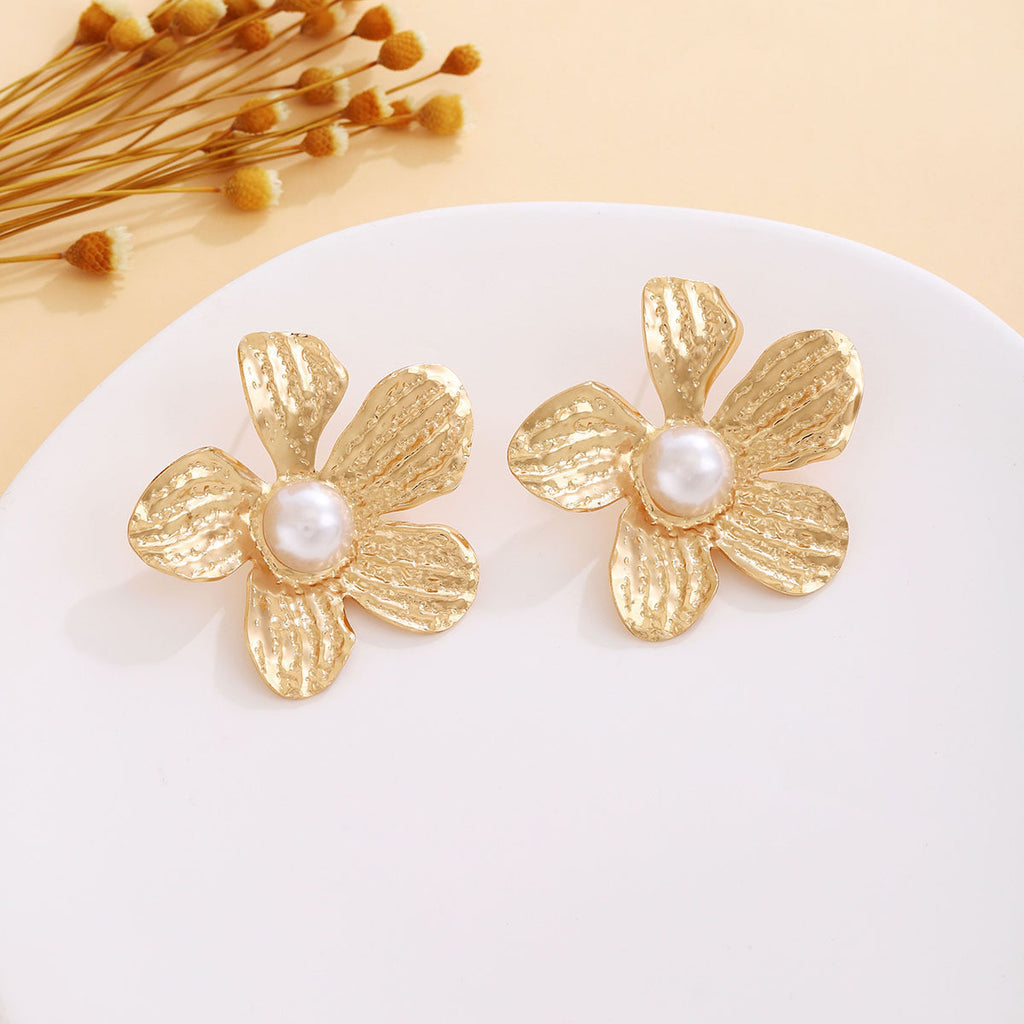 European and American light luxury high-end metal style simple personality earrings women's retro flower pearl hollow love earrings