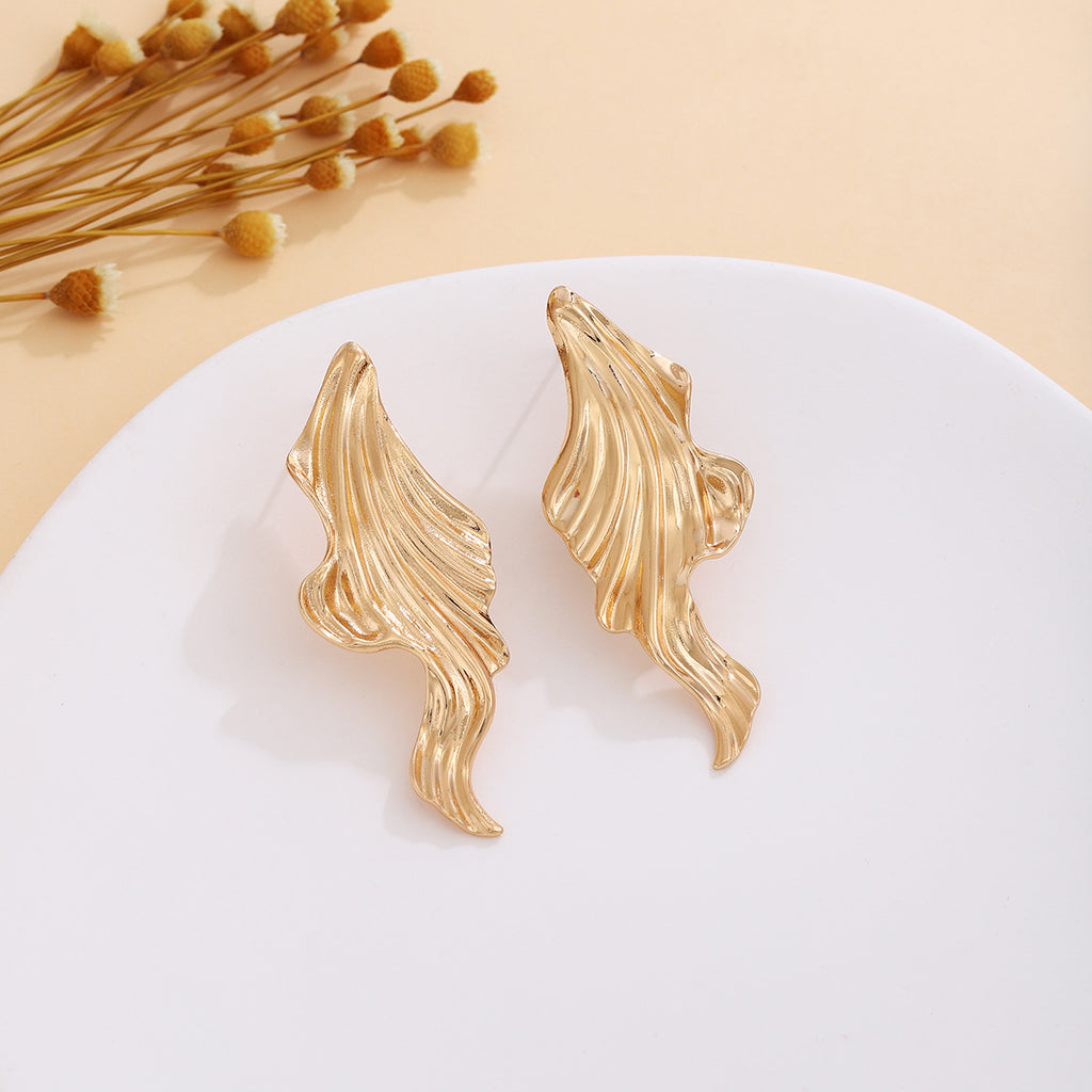 European and American light luxury high-end metal style simple personality earrings women's retro flower pearl hollow love earrings