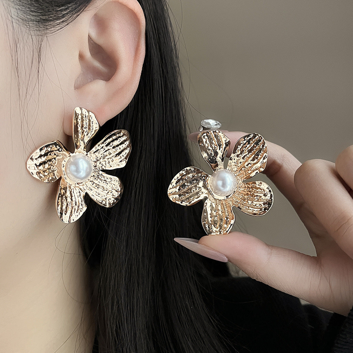 European and American light luxury high-end metal style simple personality earrings women's retro flower pearl hollow love earrings