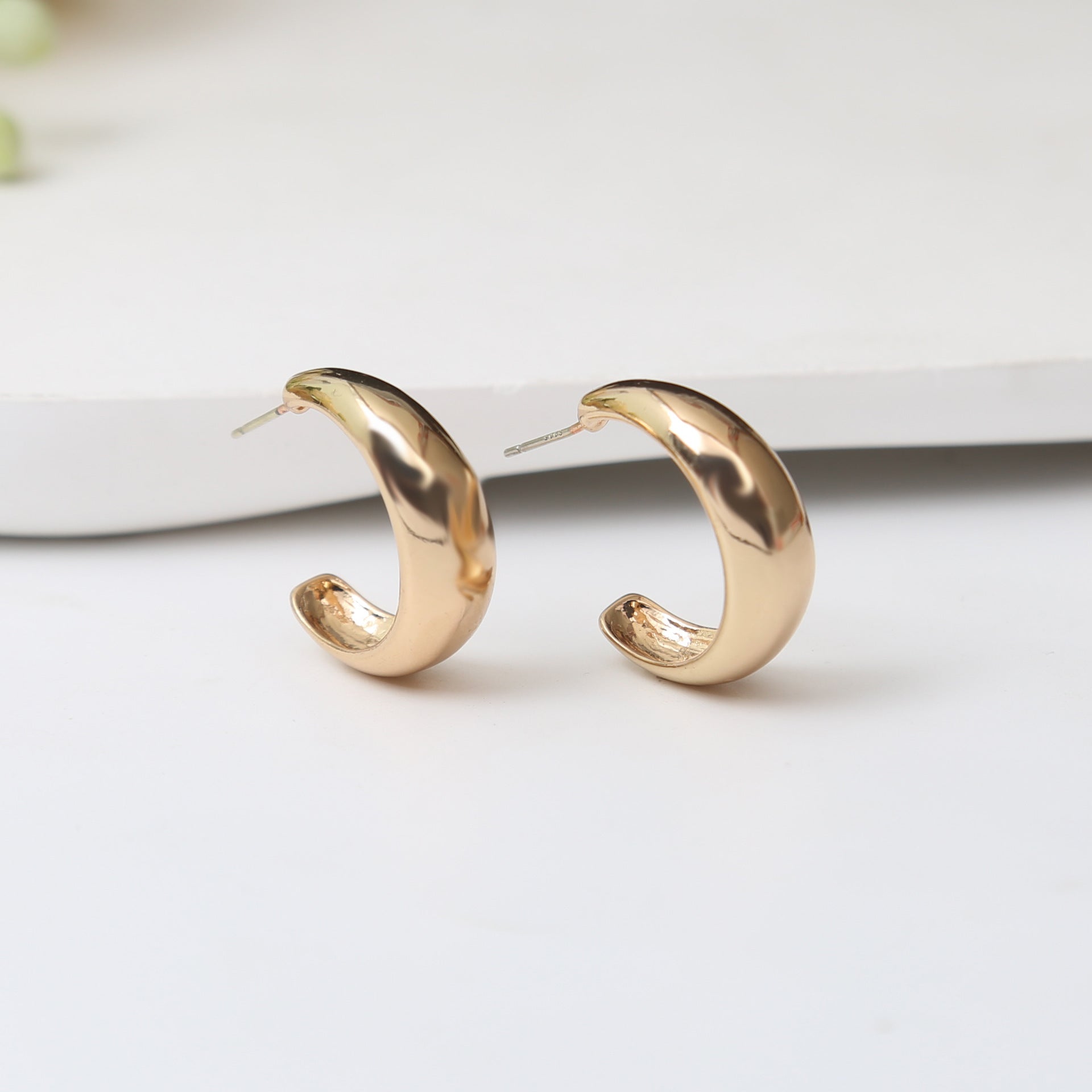 European and American light luxury high-end metal style simple personality earrings women's retro flower pearl hollow love earrings