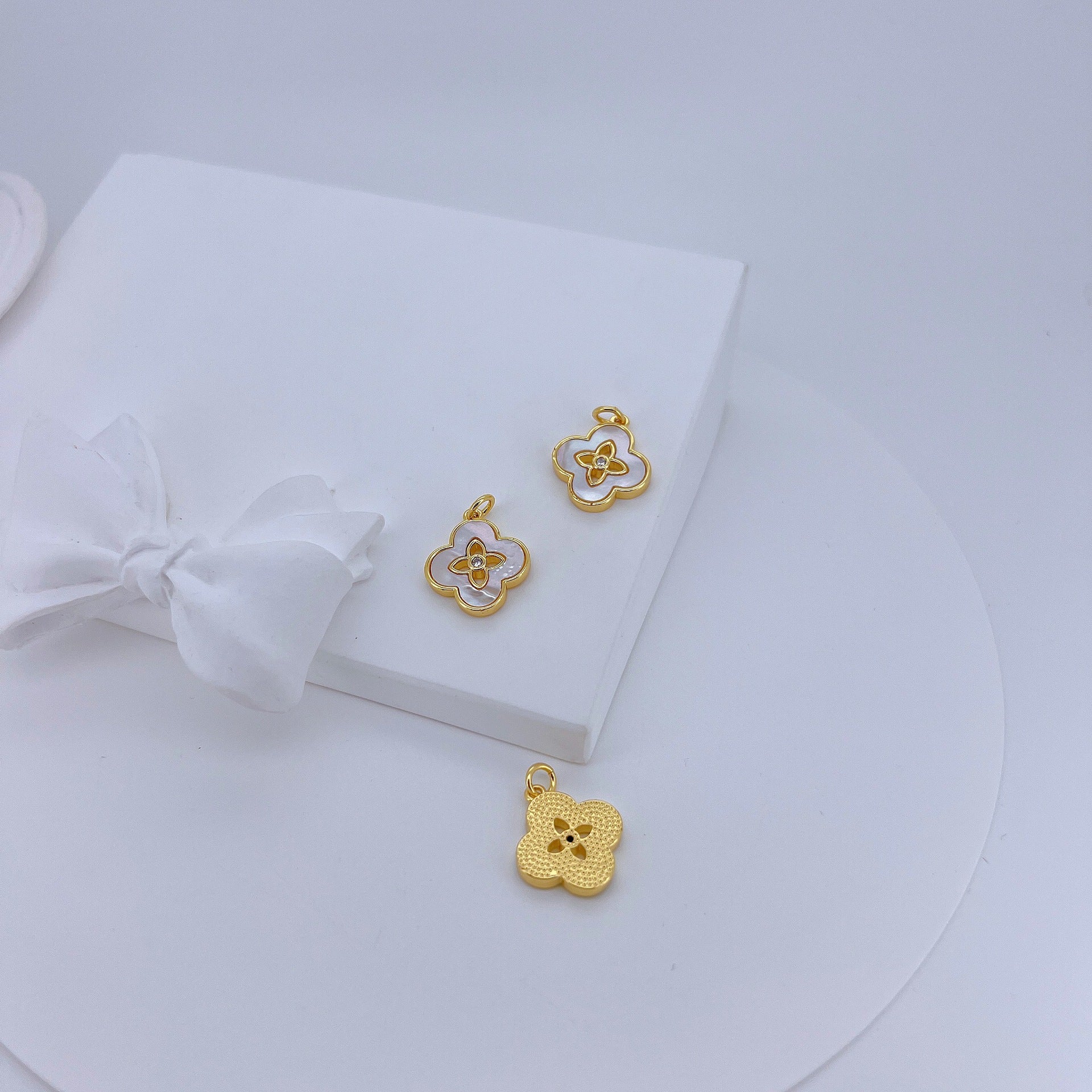 Cross-border hot selling fashion four-leaf clover pendant