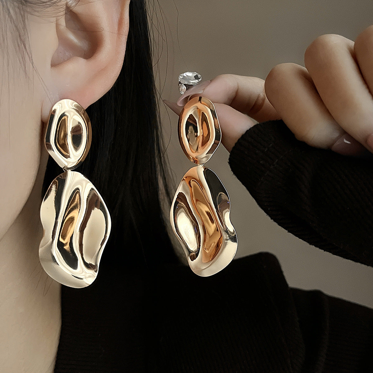 European and American light luxury high-end metal style simple personality earrings women's retro flower pearl hollow love earrings