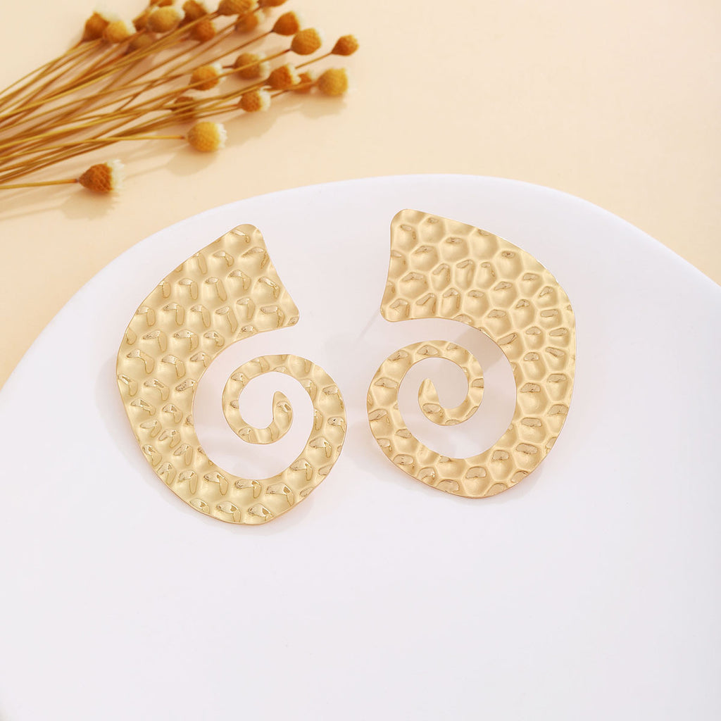 European and American light luxury high-end metal style simple personality earrings women's retro flower pearl hollow love earrings