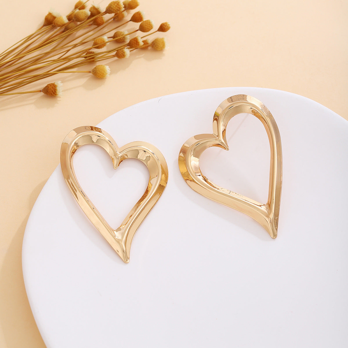 European and American light luxury high-end metal style simple personality earrings women's retro flower pearl hollow love earrings