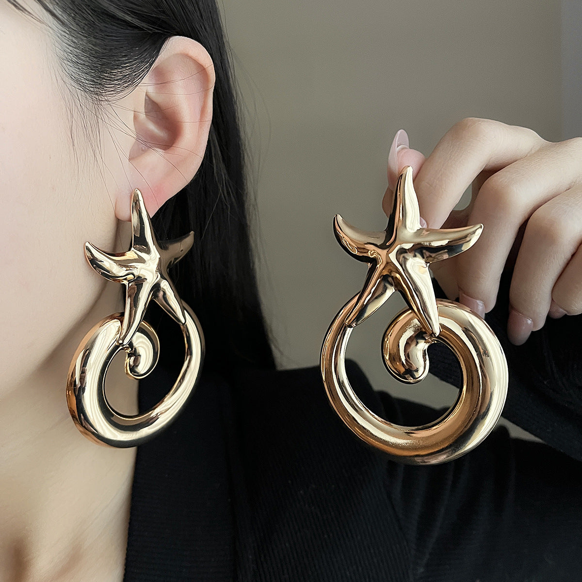 European and American light luxury high-end metal style simple personality earrings women's retro flower pearl hollow love earrings