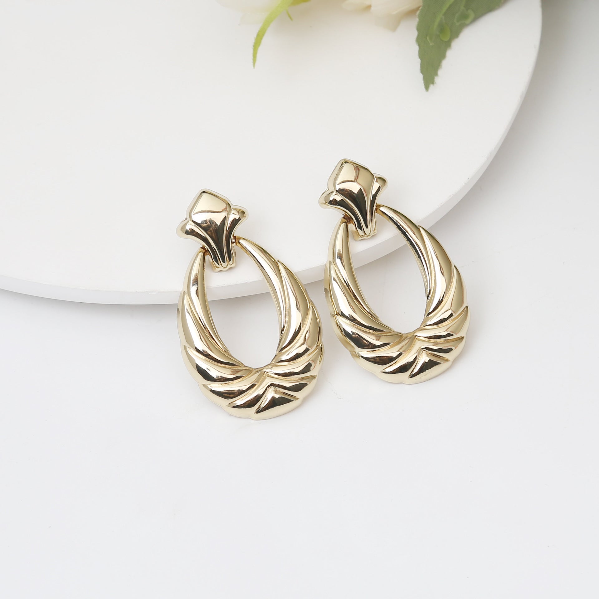 European and American light luxury high-end metal style simple personality earrings women's retro flower pearl hollow love earrings