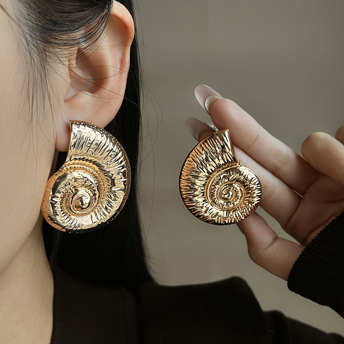European and American light luxury high-end metal style simple personality earrings women's retro flower pearl hollow love earrings