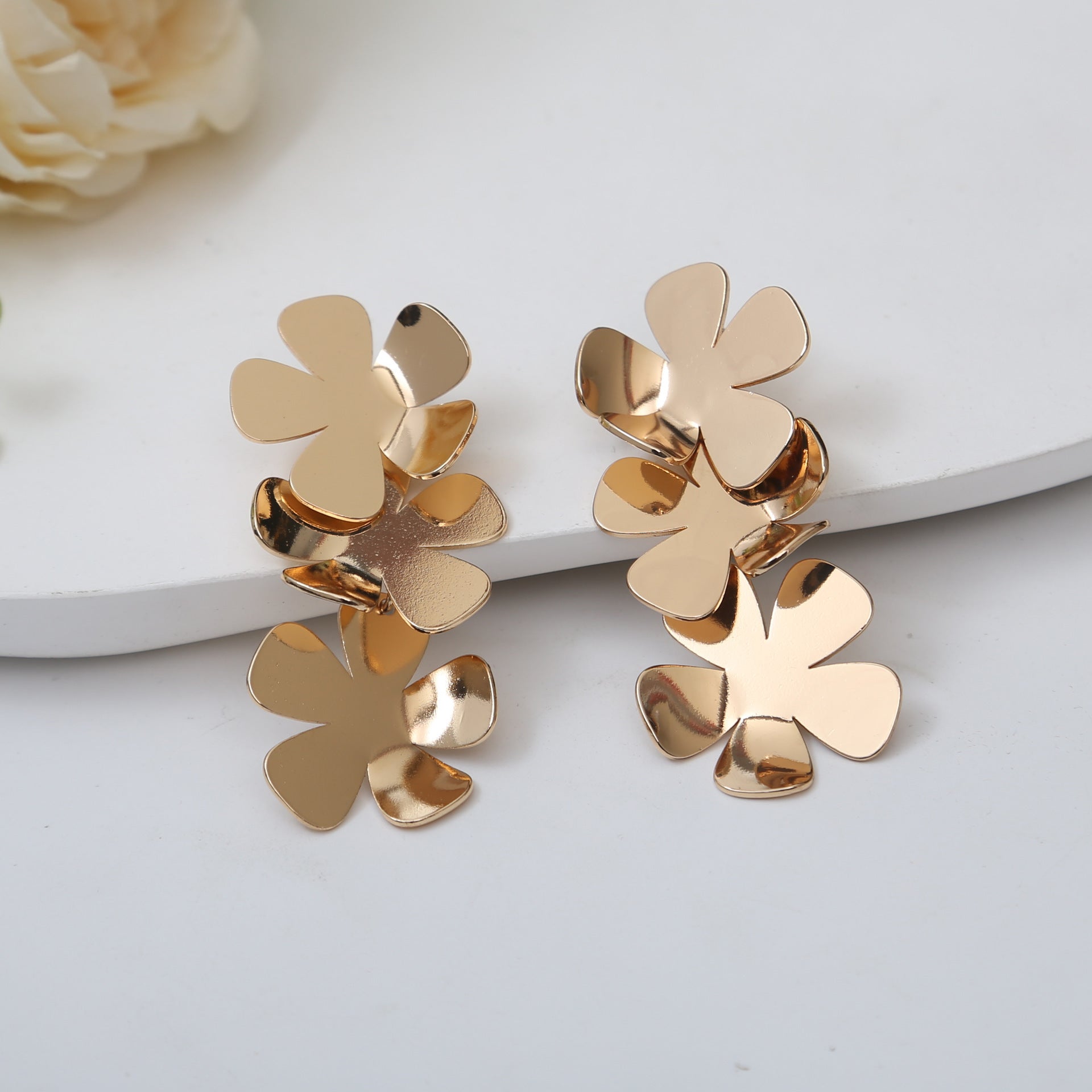 European and American light luxury high-end metal style simple personality earrings women's retro flower pearl hollow love earrings