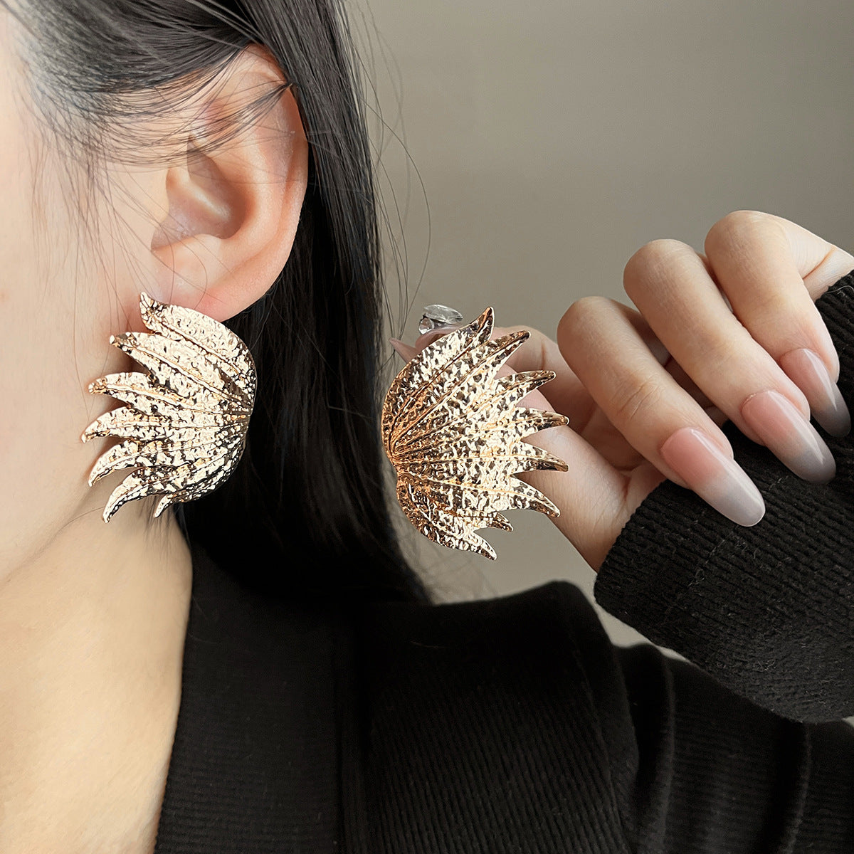 European and American light luxury high-end metal style simple personality earrings women's retro flower pearl hollow love earrings