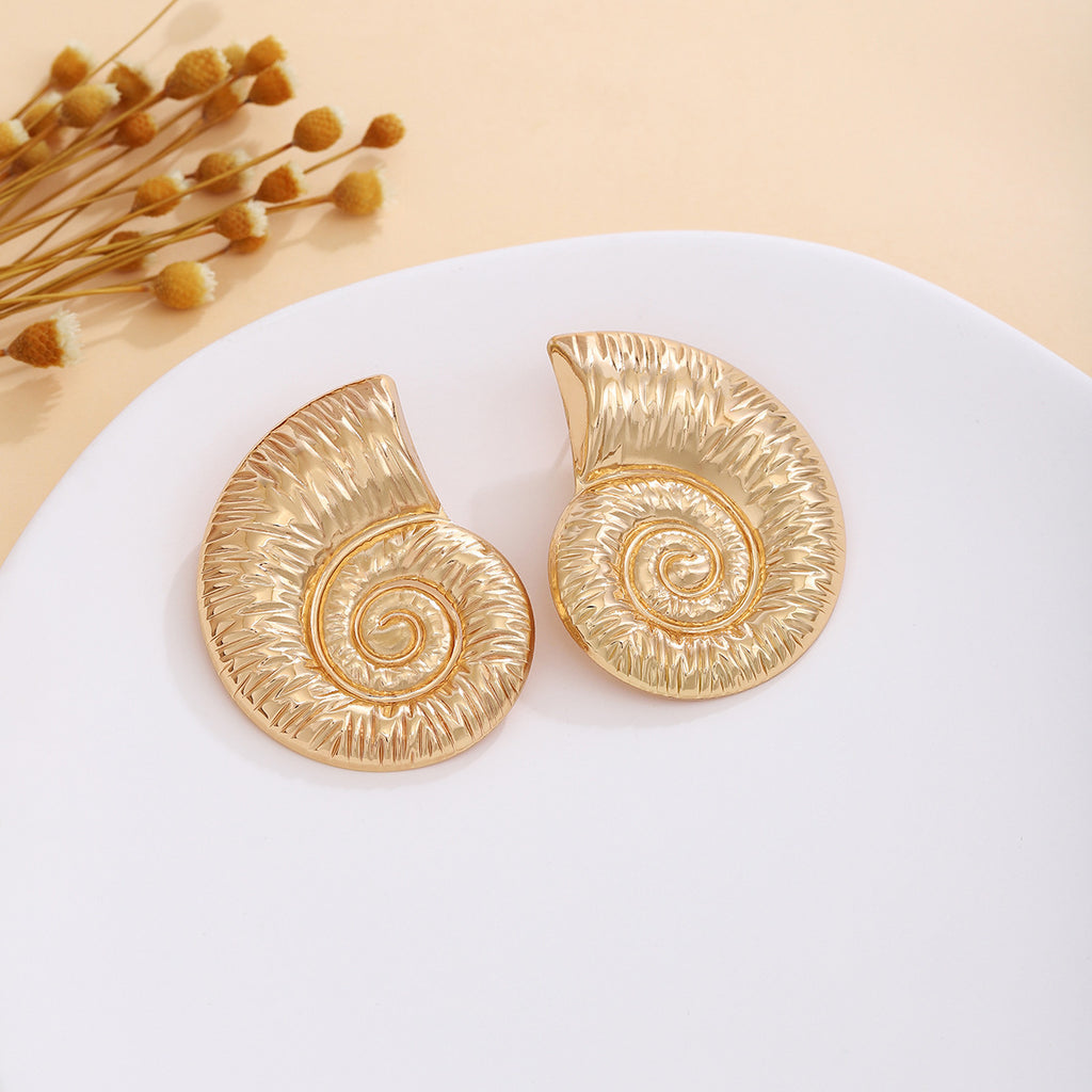 European and American light luxury high-end metal style simple personality earrings women's retro flower pearl hollow love earrings