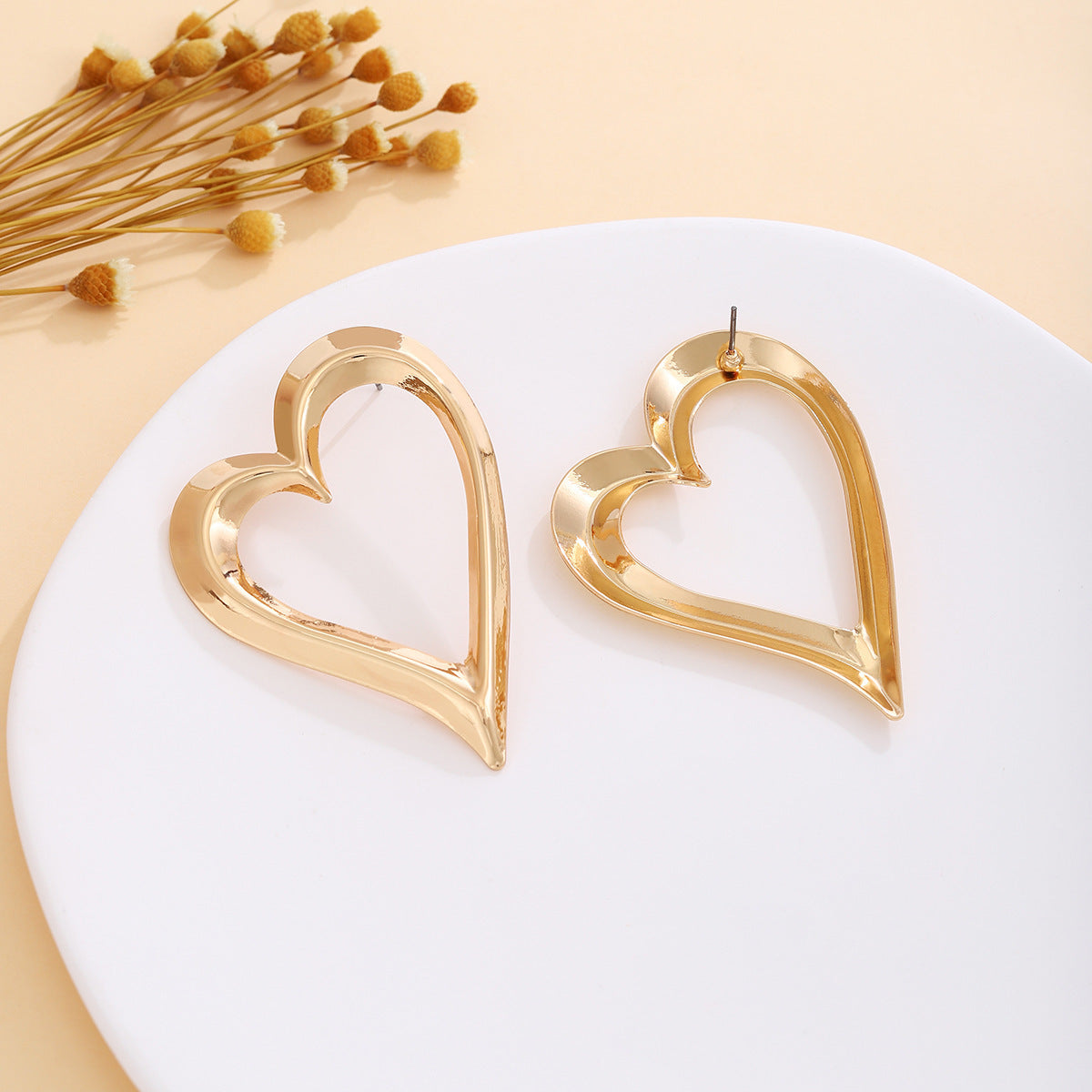 European and American light luxury high-end metal style simple personality earrings women's retro flower pearl hollow love earrings