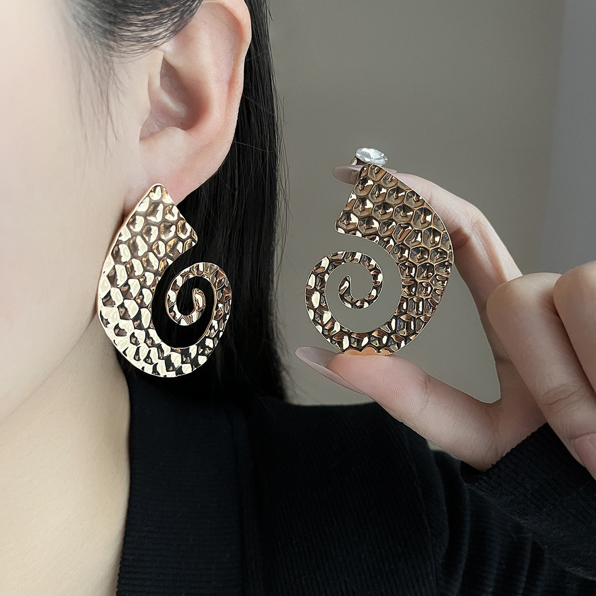 European and American light luxury high-end metal style simple personality earrings women's retro flower pearl hollow love earrings