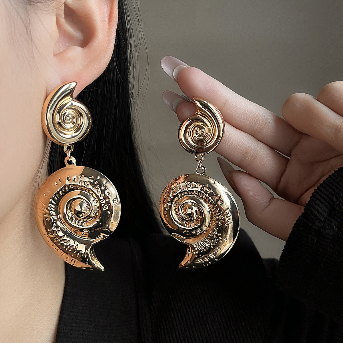 European and American light luxury high-end metal style simple personality earrings women's retro flower pearl hollow love earrings