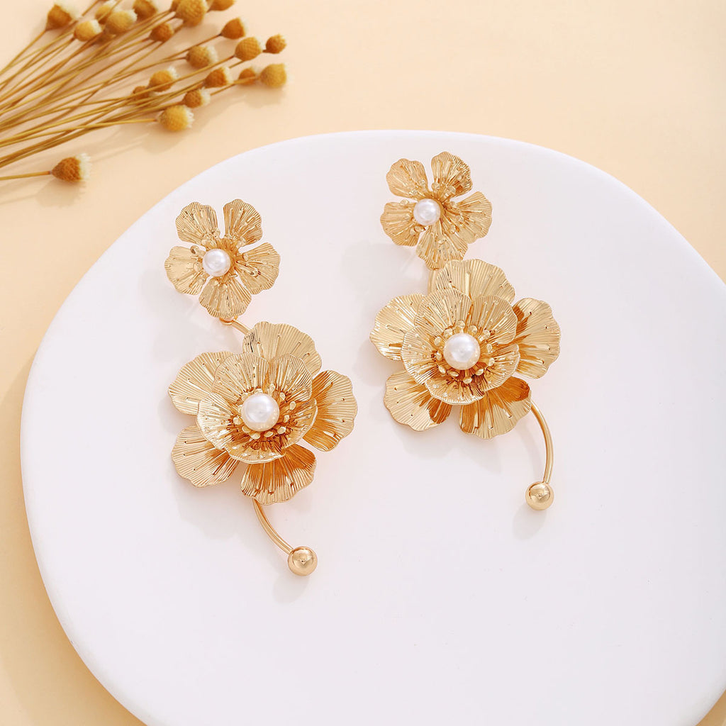 European and American light luxury high-end metal style simple personality earrings women's retro flower pearl hollow love earrings