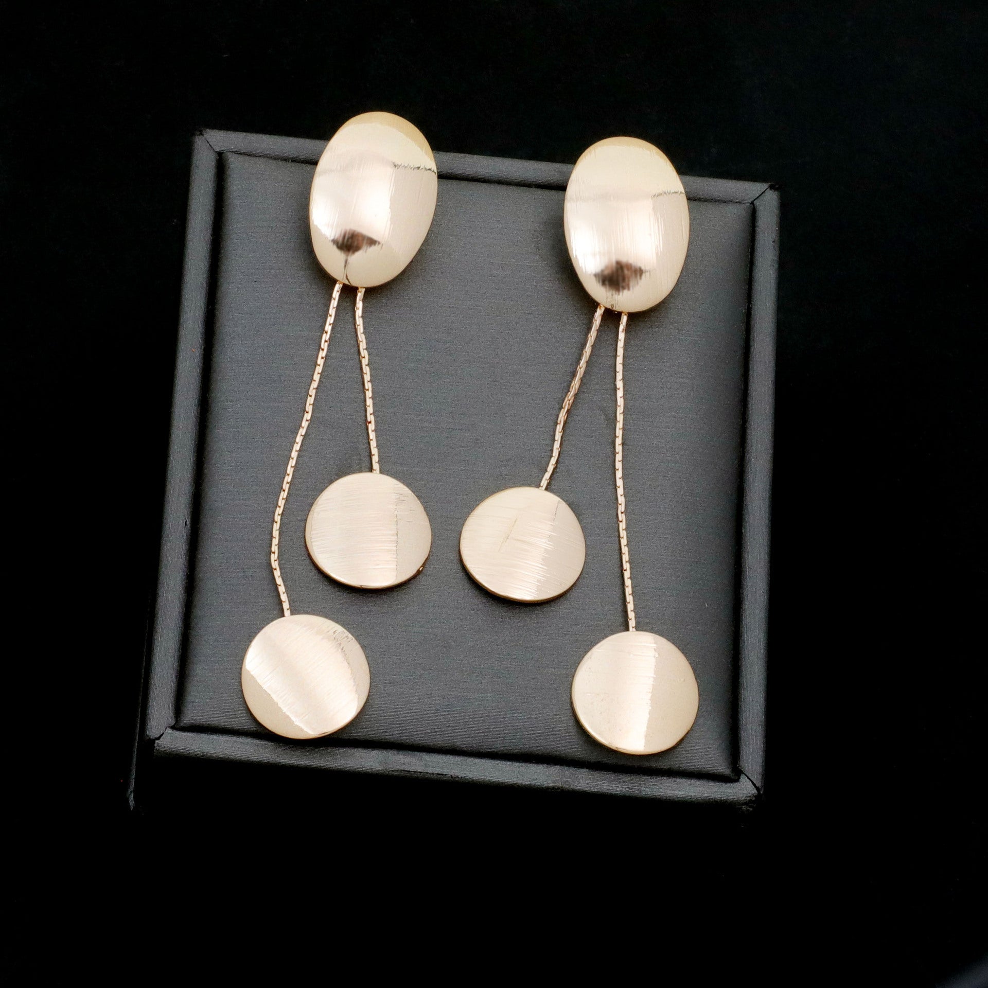 European and American light luxury high-end metal style simple personality earrings women's retro flower pearl hollow love earrings