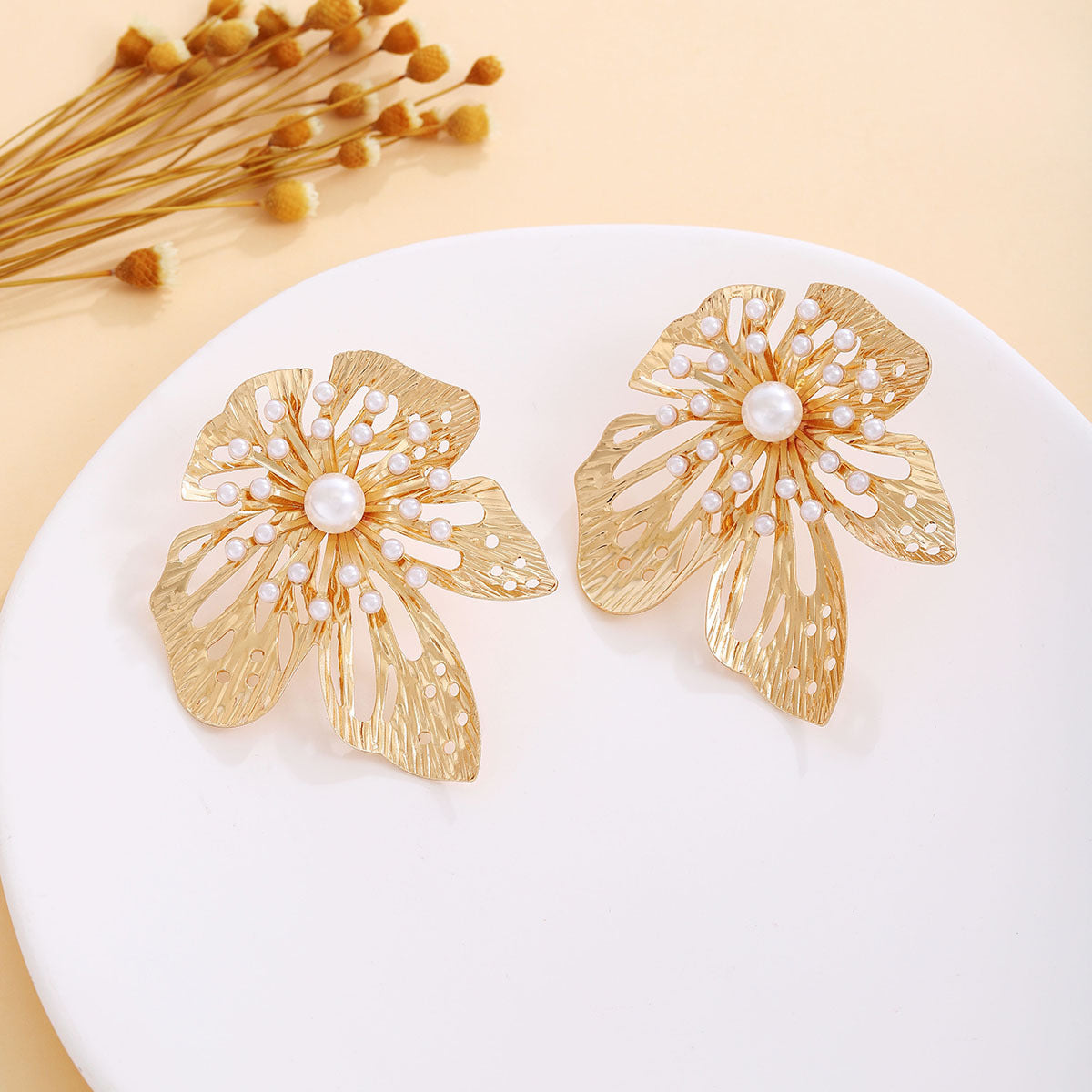 European and American light luxury high-end metal style simple personality earrings women's retro flower pearl hollow love earrings
