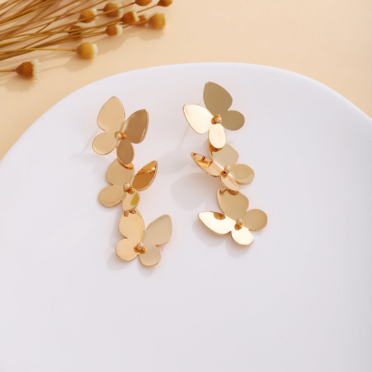 European and American light luxury high-end metal style simple personality earrings women's retro flower pearl hollow love earrings