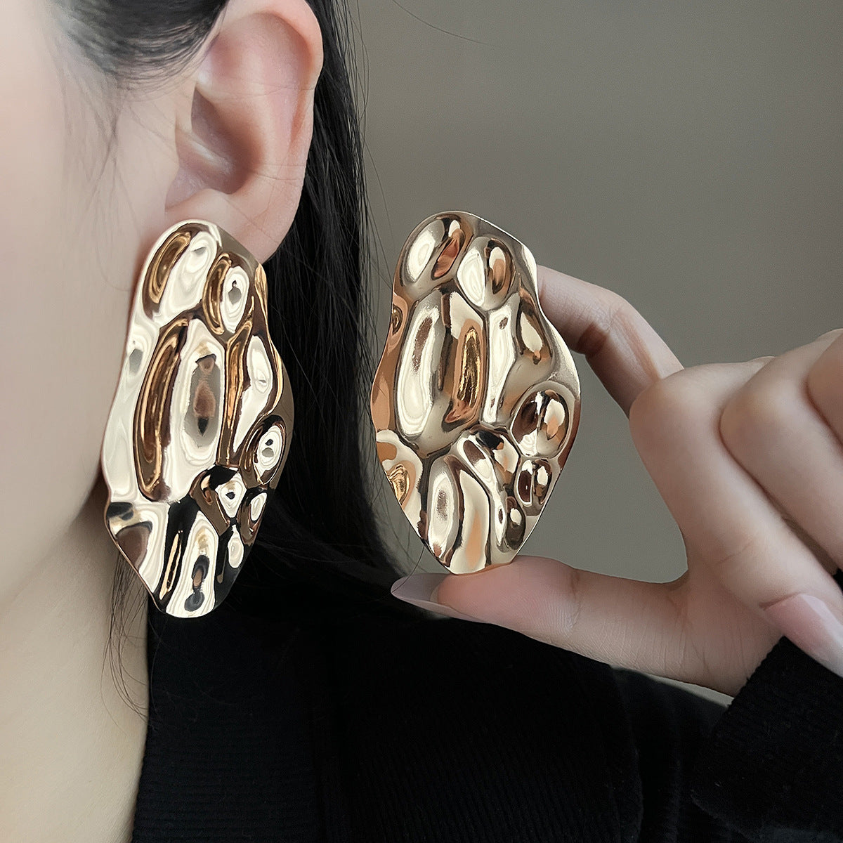 European and American light luxury high-end metal style simple personality earrings women's retro flower pearl hollow love earrings