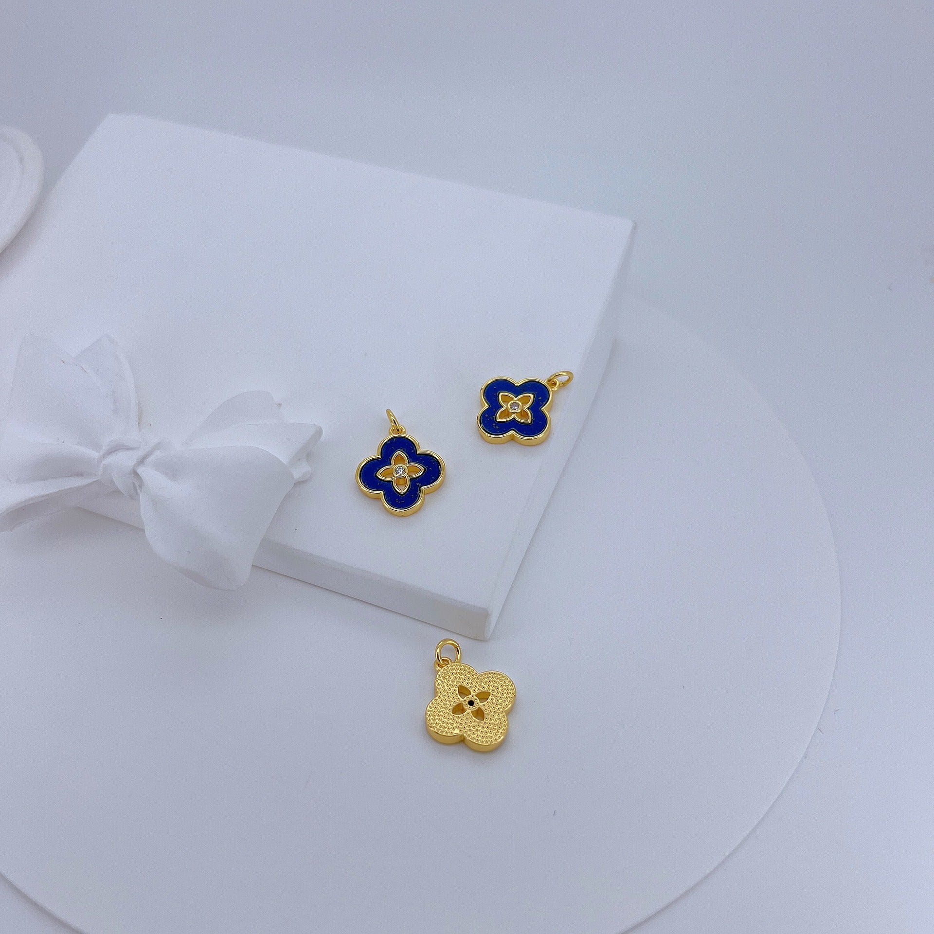 Cross-border hot selling fashion four-leaf clover pendant