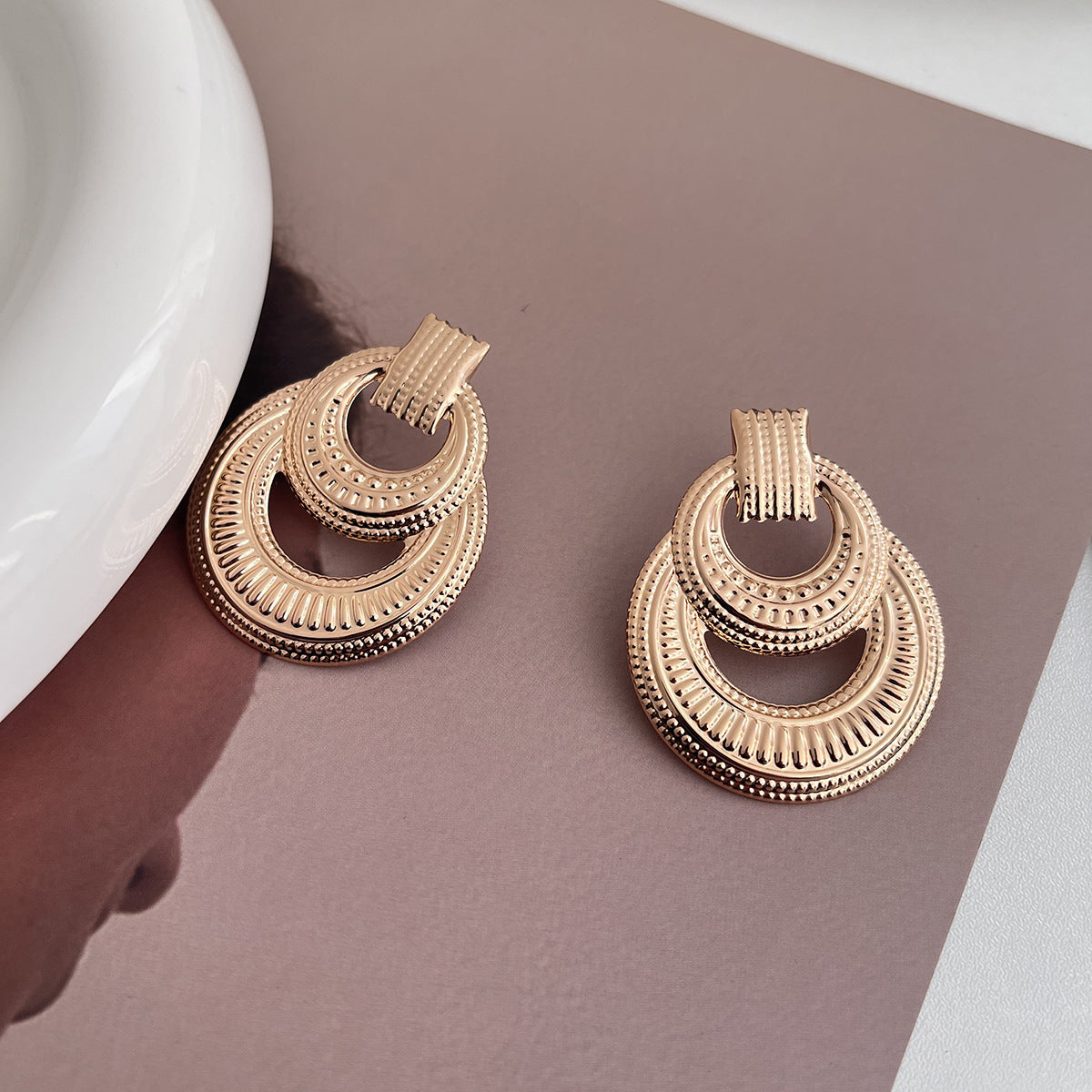 European and American light luxury high-end metal style simple personality earrings women's retro flower pearl hollow love earrings
