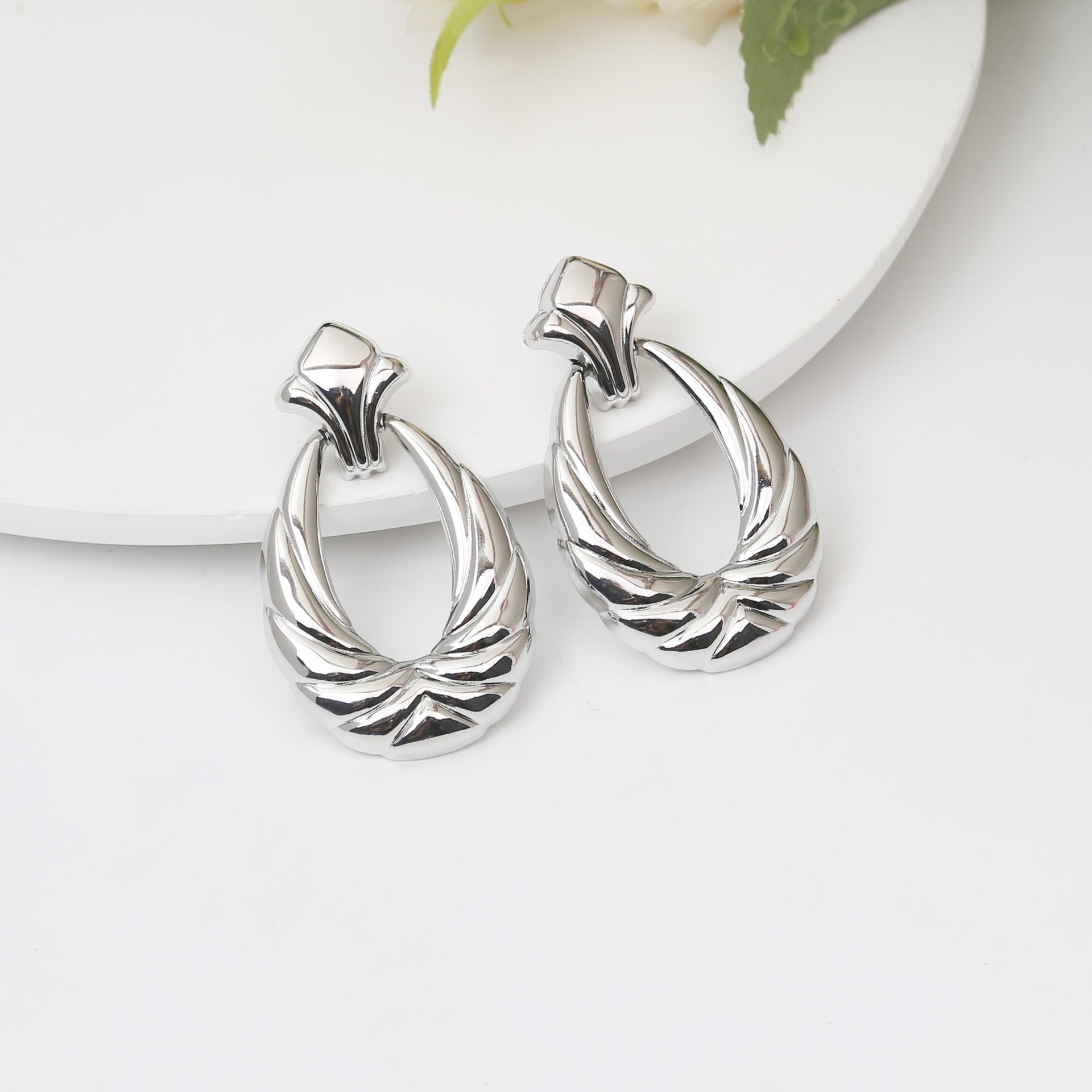 European and American light luxury high-end metal style simple personality earrings women's retro flower pearl hollow love earrings