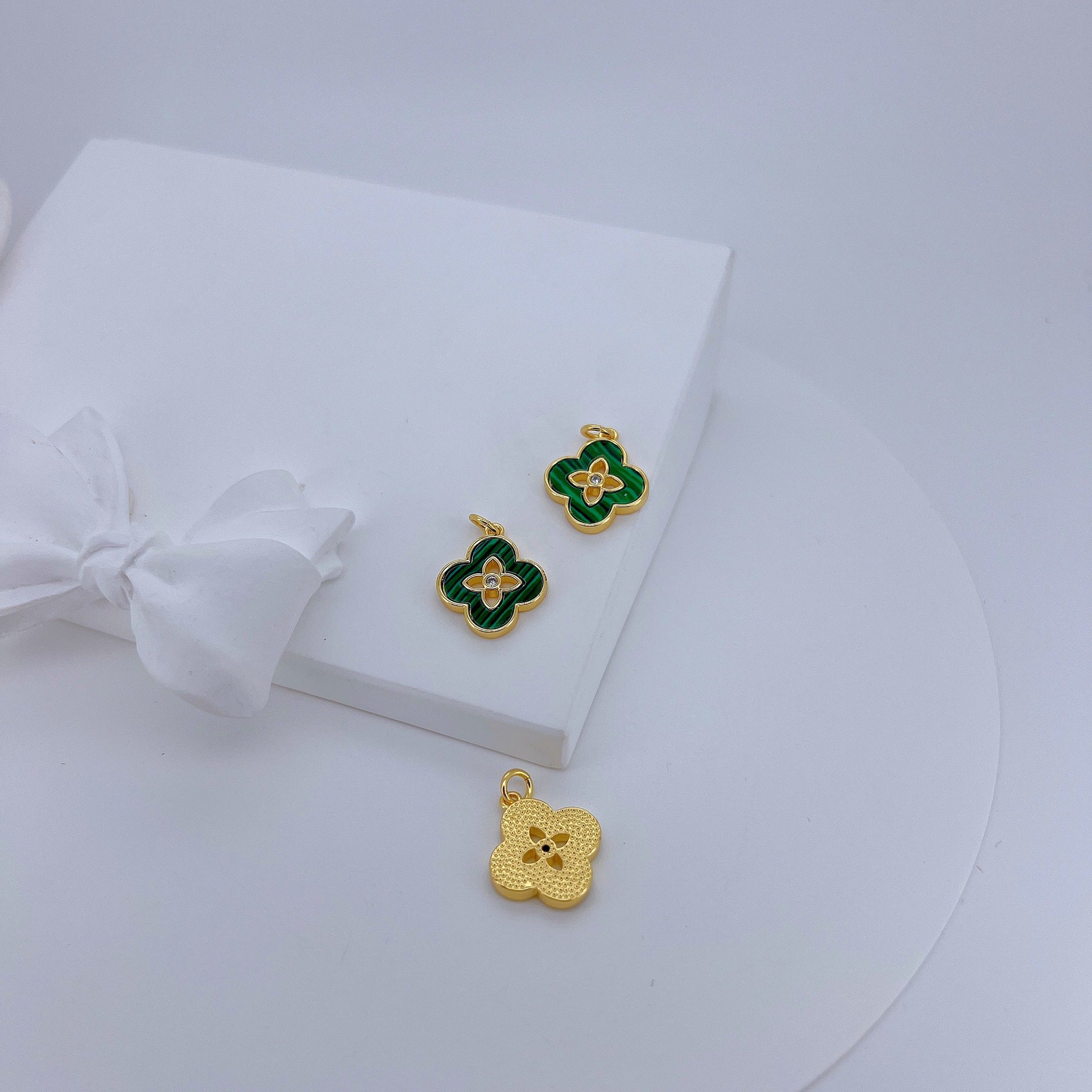 Cross-border hot selling fashion four-leaf clover pendant