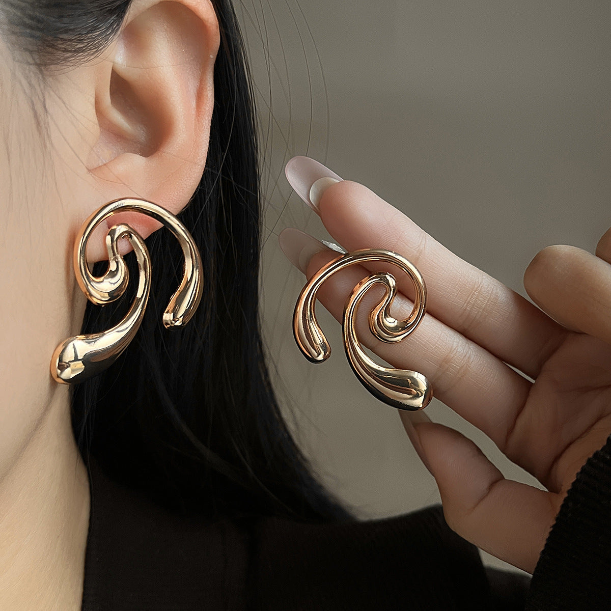 European and American light luxury high-end metal style simple personality earrings women's retro flower pearl hollow love earrings