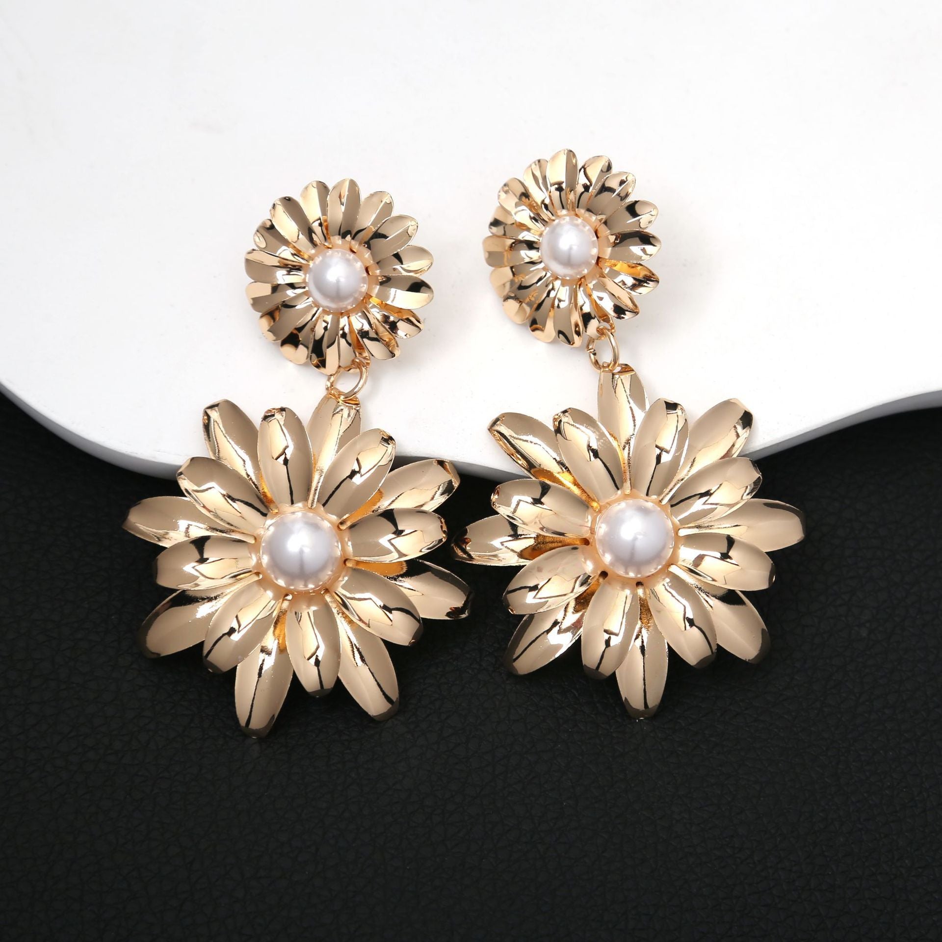 European and American light luxury high-end metal style simple personality earrings women's retro flower pearl hollow love earrings