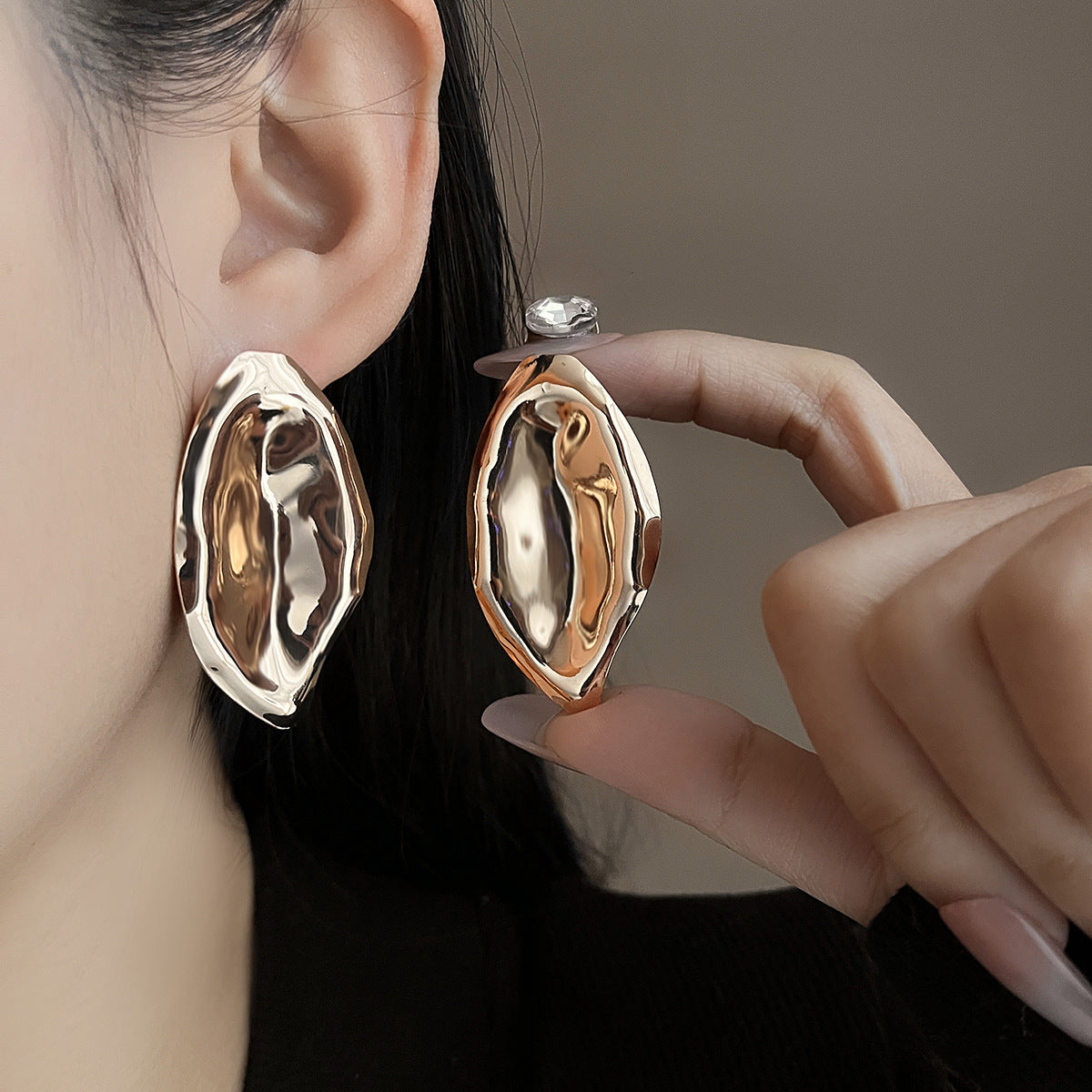 European and American light luxury high-end metal style simple personality earrings women's retro flower pearl hollow love earrings