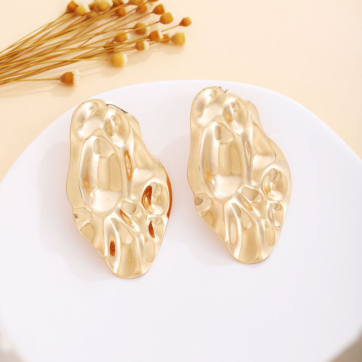 European and American light luxury high-end metal style simple personality earrings women's retro flower pearl hollow love earrings