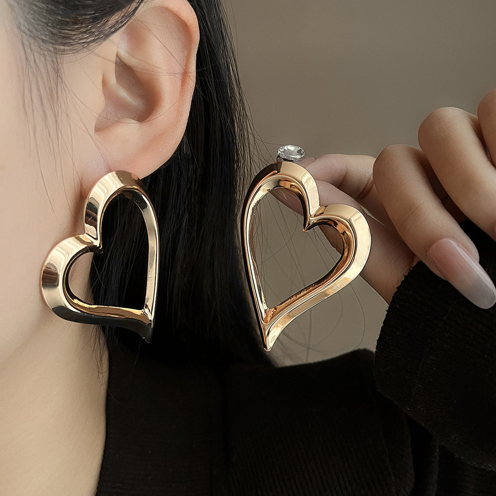 European and American light luxury high-end metal style simple personality earrings women's retro flower pearl hollow love earrings