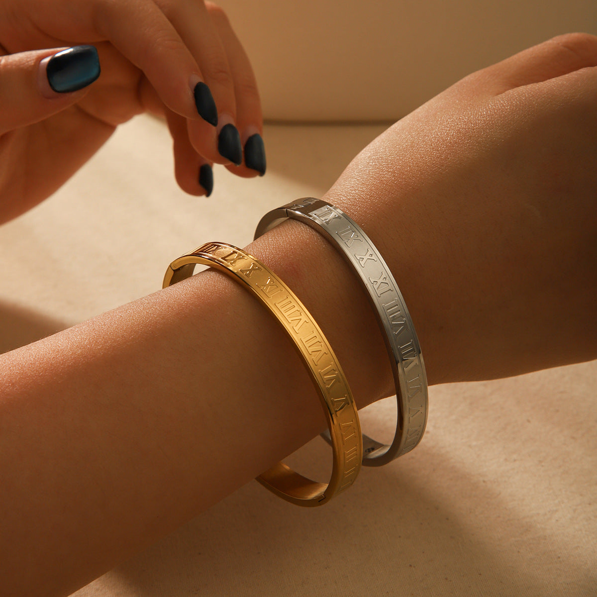 European and American fashion titanium steel Roman numeral buckle bracelet 18k gold ins punk style stainless steel bracelet women's high-end sense